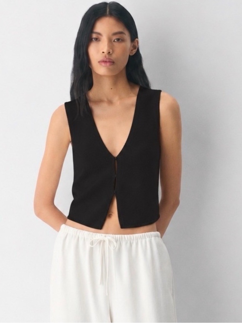 Aritzia Black V-Neck Sleeveless Knit Top